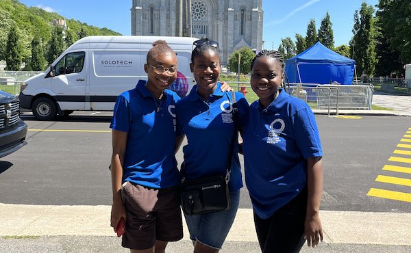 Gracia with 2 friends dressed in blue in front of Sainte-Anne-de-Beaupré basilica