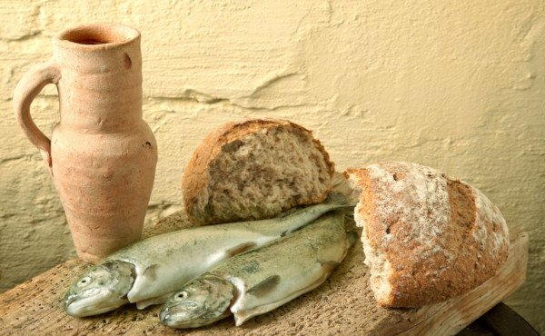 Frisches Brot und Fisch und ein Krug Wasser