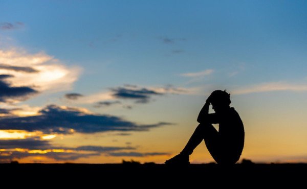 Nachdenken und Abendgebet bei Sonnenuntergang vor dem Horizont