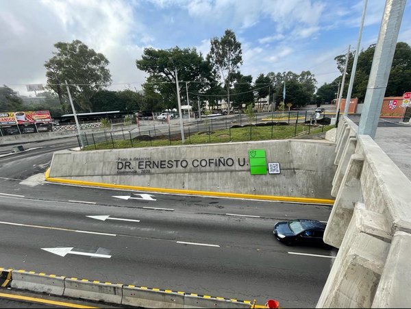 Frente al colegio APDE Campoalegre en Guatemala, el alcalde de Ciudad de Guatemala, Ricardo Quiñonez, inauguró el pasado 21 de octubre un paso a desnivel que lleva el nombre del Dr. Ernesto Cofiño.
