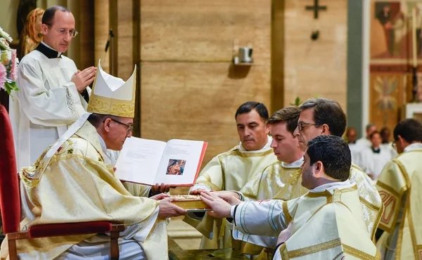 sábado 18 de novembre, 29 féies do Opus Dei de 19 países recibem o diaconado na basílica romana de Sto. Eugénio.