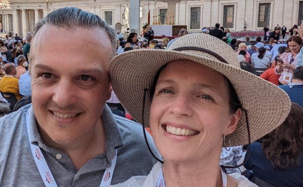 Bridget et Carl en gros plan sur la Place St-Pierre à Rome