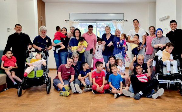 Grupp av volontärer och barn