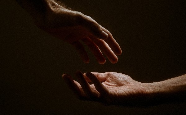 Pedro pregunta cómo y cuánto perdonar; Jesús da la vuelta a la pregunta y le enseña a dejarse perdonar… como el hijo pródigo, que volvió a ser fiel, del modo en que podía serlo: confiando.