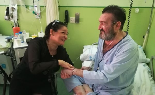 Joaquín y Cecilia, su pareja, días antes de que él muriera en un hospital de cuidados paliativos.