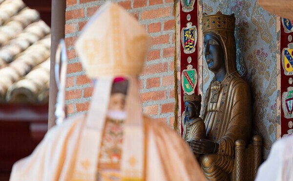 Un obispo ante la Virgen de Torreciudad