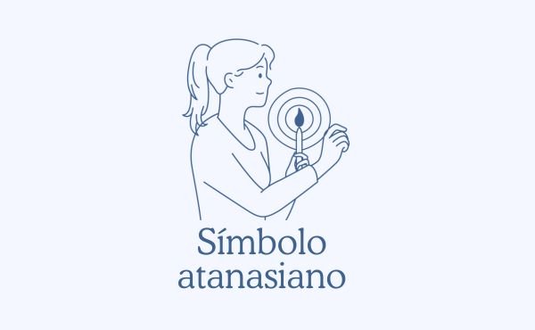 Una chica con una vela en la mano