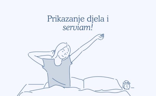 Una chica se despierta y levanta los brazos.