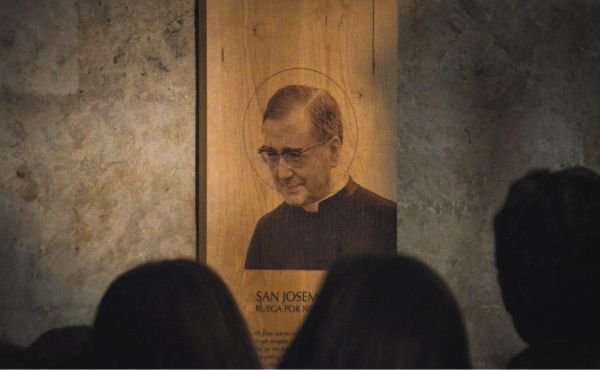 Bendición de una nueva imagen de san Josemaría en la Iglesia de San Martín de Salamanca