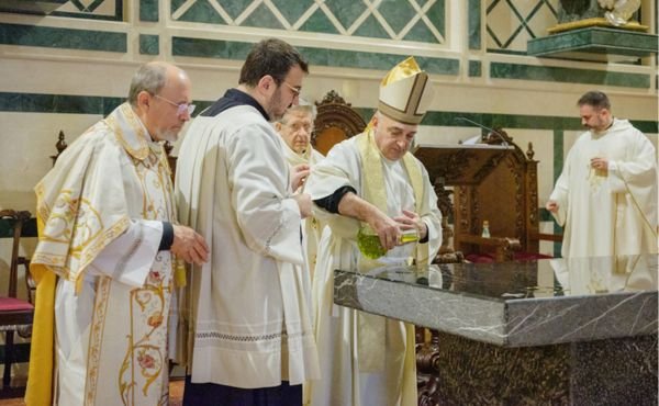 El arzobispo de Valencia en la consagración del altar. Foto: Saforguia.com.
