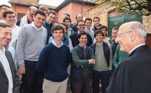 Varias personas con el prelado del Opus Dei, Mons. Fernando Ocáriz