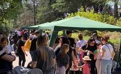 Varias personas en la fiesta solidaria de la Escuela deportiva Brafa en favor de Cáritas Barcelona