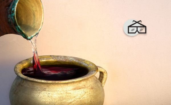 Una jarra con agua se convierte en vino mientras cae en una vasija grande