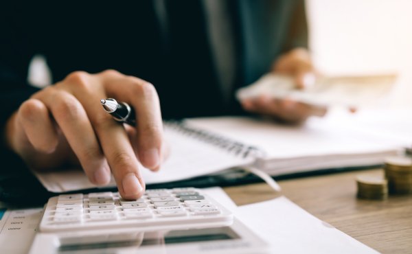 Mano tecleando. Imagen que ilustra un artículo sobre la gestión del dinero y los bienes en el Opus Dei.