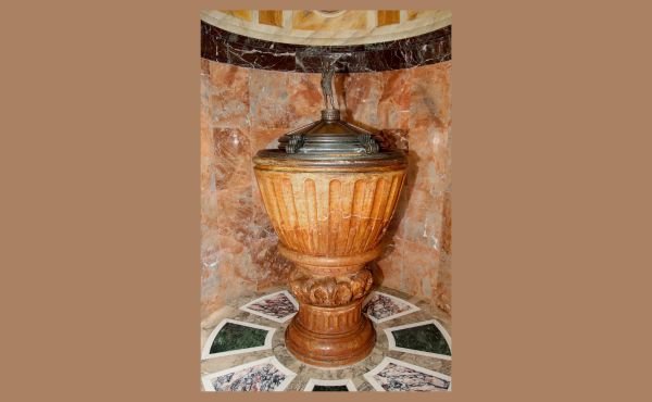 Pila bautismal que se reconstruyó con las restos de la originaria, en la que fue bautizado San Josemaría en Barbastro