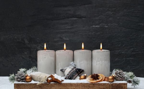 El Adviento es el tiempo litúrgico que precede a la Navidad. En este artículo se explica con detalle el sentido de estas cuatro semanas, en las que la Iglesia se prepara para celebrar el nacimiento de Cristo.