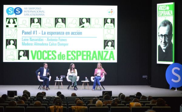 Antonio Funes, Almudena Calvo y Leire Navaridas compartieron una sesión el sábado 15, en el XII Simposio de San Josemaría.