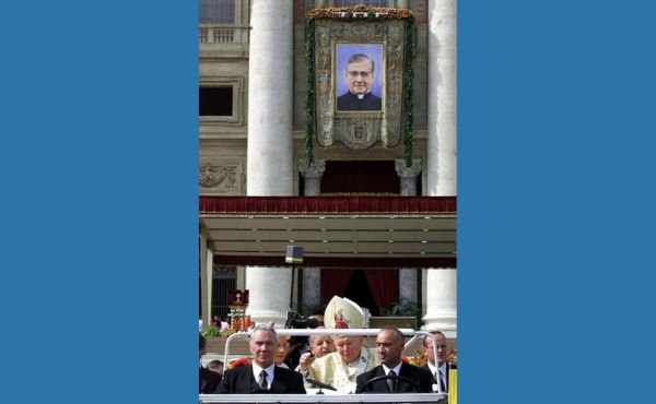 Juan Pablo II en la canonización de san Josemaría