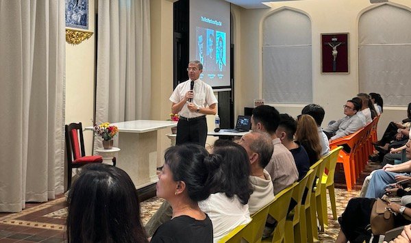 Fr José Luis González Gullón talking to the audience in Singapore on Opus Dei: A History