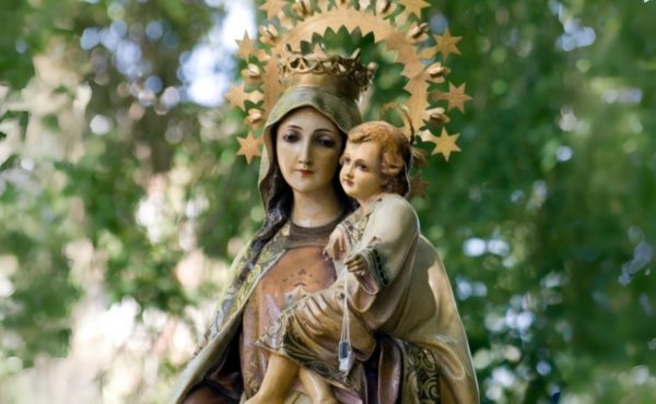Foto de la Virgen María que ilustra un artículo con 5 recursos para fomentar la devoción a la Virgen del Carmen