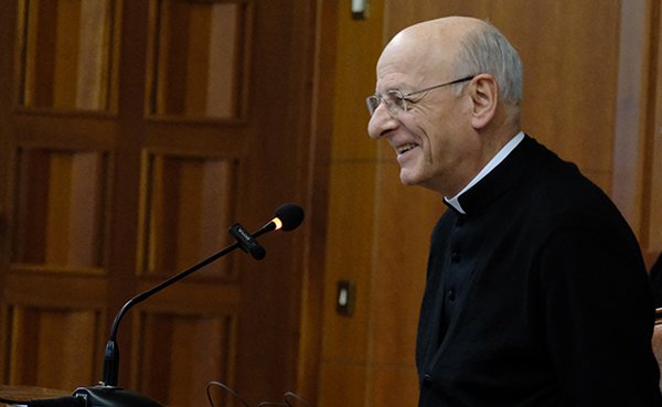 Mons. Fernando Ocáriz imparte una clase