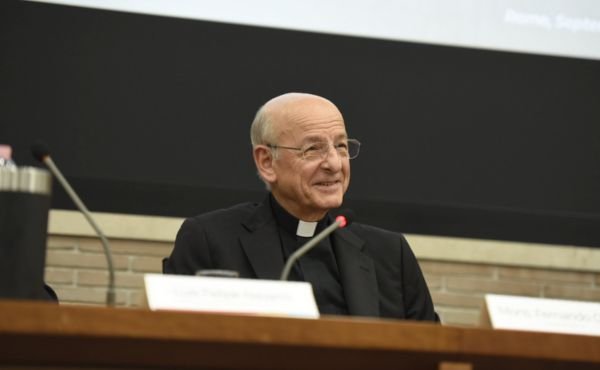 Mons. Fernando Ocariz dando una sesión