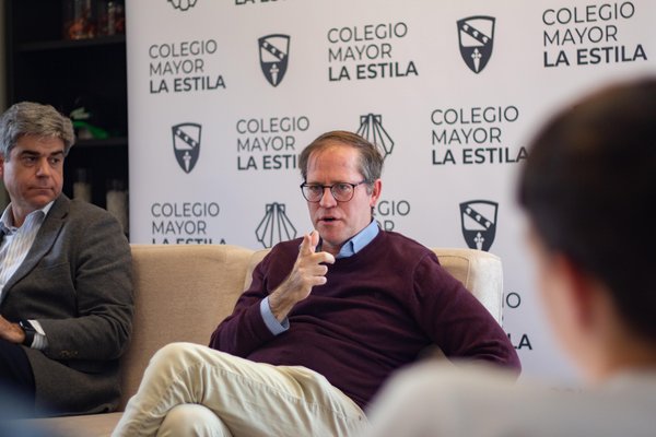 El médico psiquiatra Luis Gutiérrez Rojas en el colegio mayor La Estila