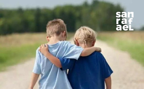 Sacerdote con un laico, ilustrando un artículo sobre el acompañamiento espiritual o dirección espiritual