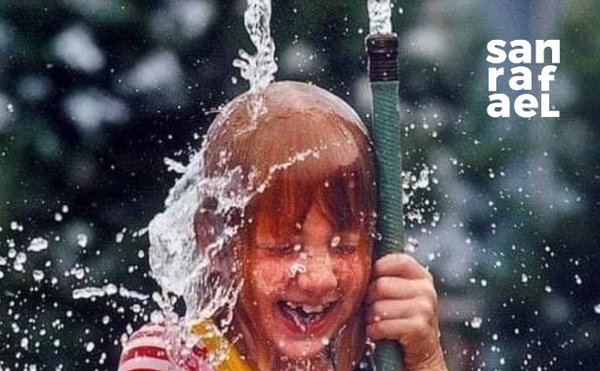 Sacerdote sentado en el confesionario