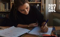 Dos chicos estudiando. Portada del artículo sobre la santificación del estudio