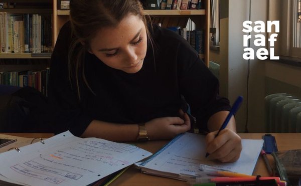 Dos chicos estudiando. Portada del artículo sobre la santificación del estudio