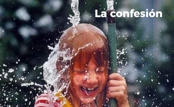 Sacerdote sentado en el confesionario