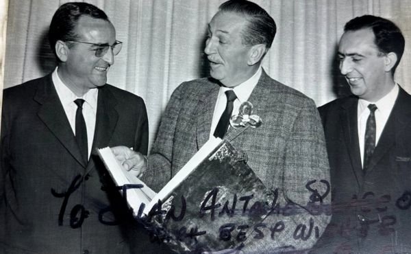 Walt Disney con Juan Antonio, quien le regaló una edición especial de Camino, y él le dedicó esta fotografía.