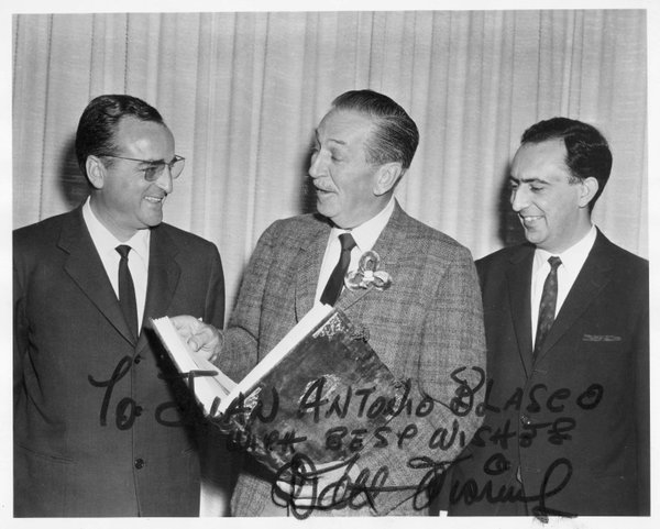 Walt Disney con Juan Antonio, quien le regaló una edición especial de Camino.