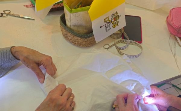 Voluntarias que confeccionaron los ornamentos para la Misa de Gran Canaria, en la visita del Papa a España.