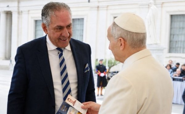 Jack Valero, director de Comunicación del Opus Dei en el Reino Unido, saluda al Papa León XIV en el Vaticano. Foto de Religión en Libertad.