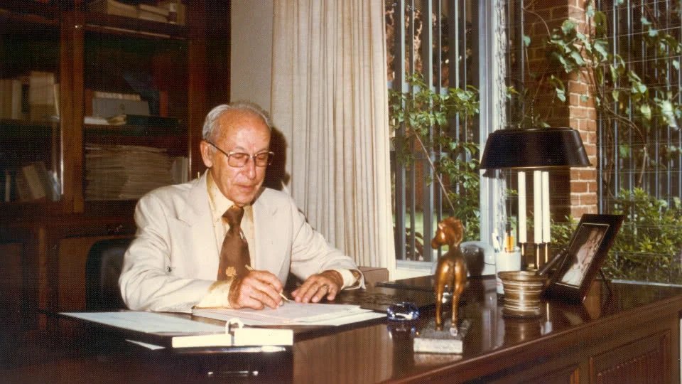 Ernesto Cofiño i sitt arbetsrum