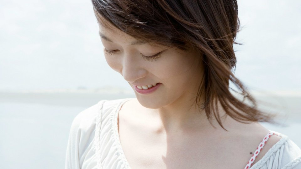 Junge Frau in lauterer und stiller Freude