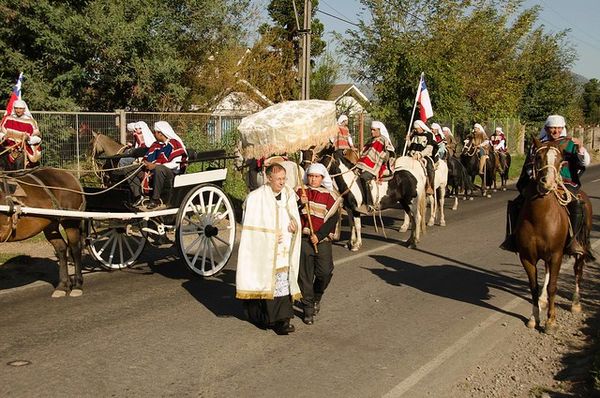 En la Fiesta de Cuasimodo, alumnos junto al capellán de la Escuela salen a entregar la Comunión a los enfermos.