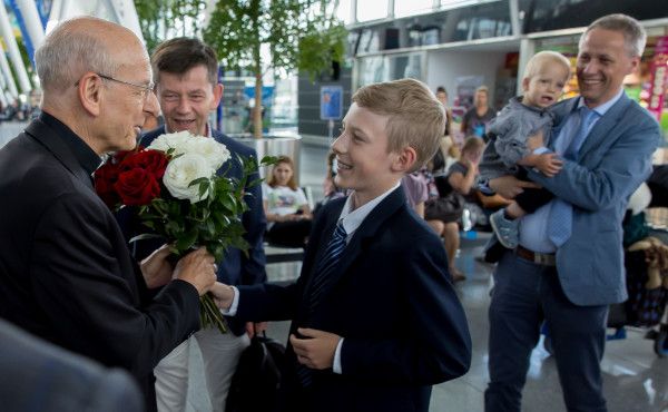 Maciek wręczył Prałatowi bukiet kwiatów w kolorze polskiej flagi.