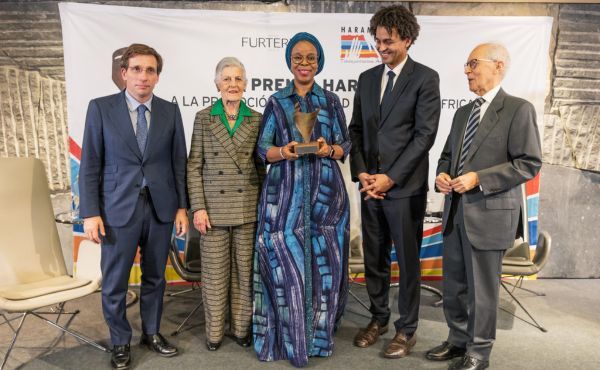 La Premio Harambee 2025 con el Alcalde de Madrid, la Presidenta de Honor de Harambee, el Director del laboratorio patrocinador del premio y el Presidente de Harambee.
