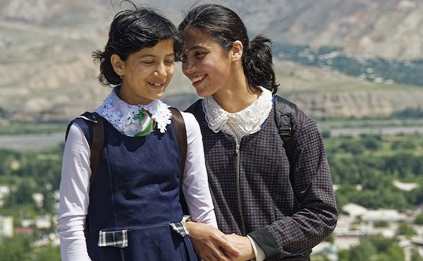 Zwei Freundinnen lächeln, Sonnentag