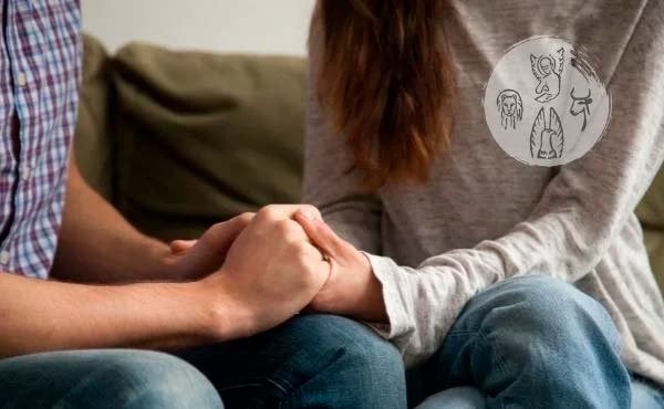 Mãos de duas pessoas simbolizando ajuda