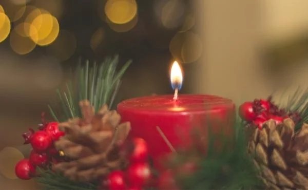 erste brennende Kerze am Adventkranz