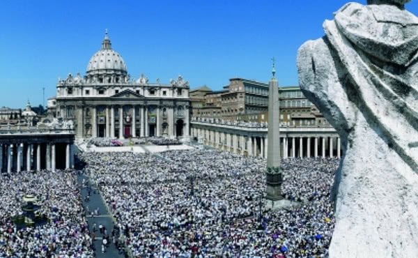 Petersplatsen full med pilgrimer vid en helgonförklaring. En föraning om de heligas gemenskap